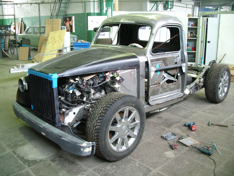 Illustration for article titled GAZ-51 Custom: Russians Make A Cadillac Escalade EXT Hot!